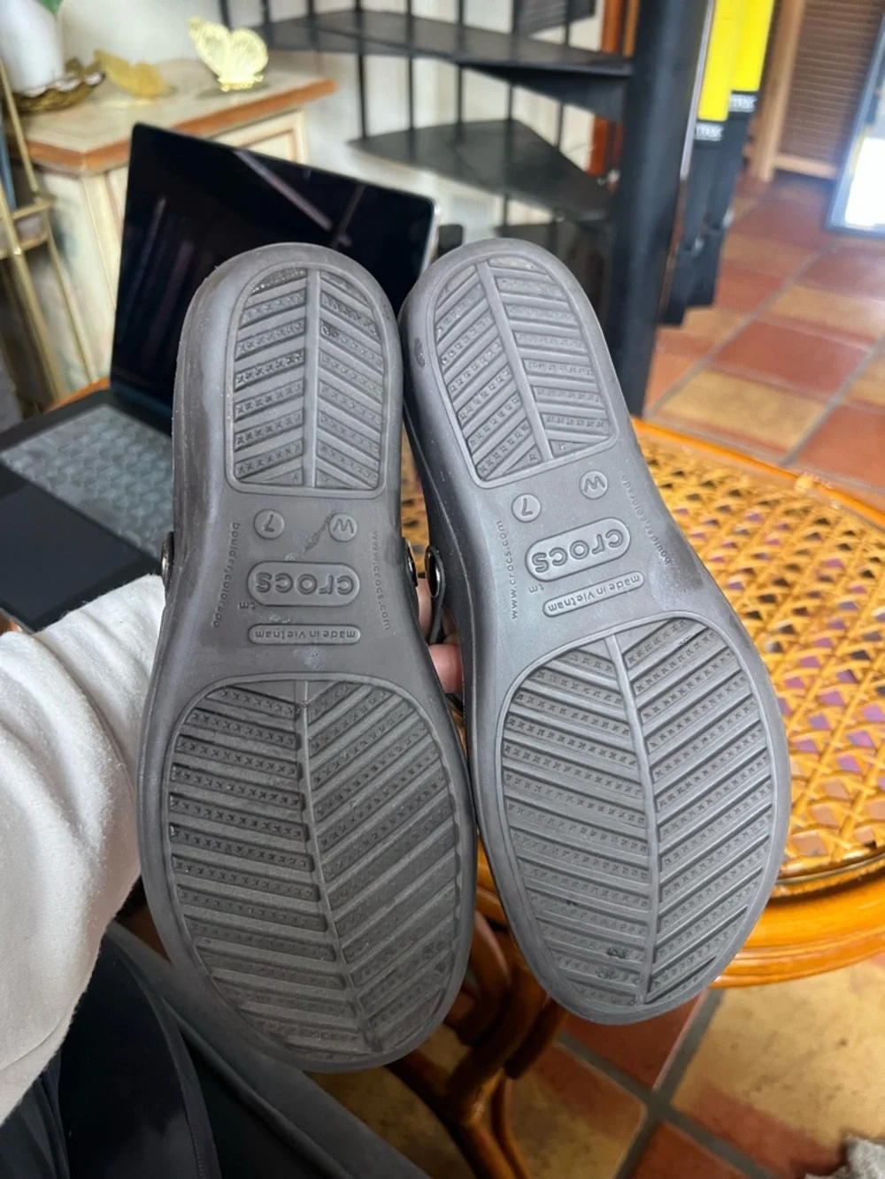 Crocs Thong Sandals w/ Gold Hammered Medallion | Comfort Flip Flops | Size 7 - Picture 3 of 8